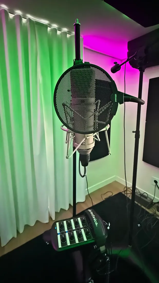 Vocal booth with a large-diaphragm condenser and pop filter